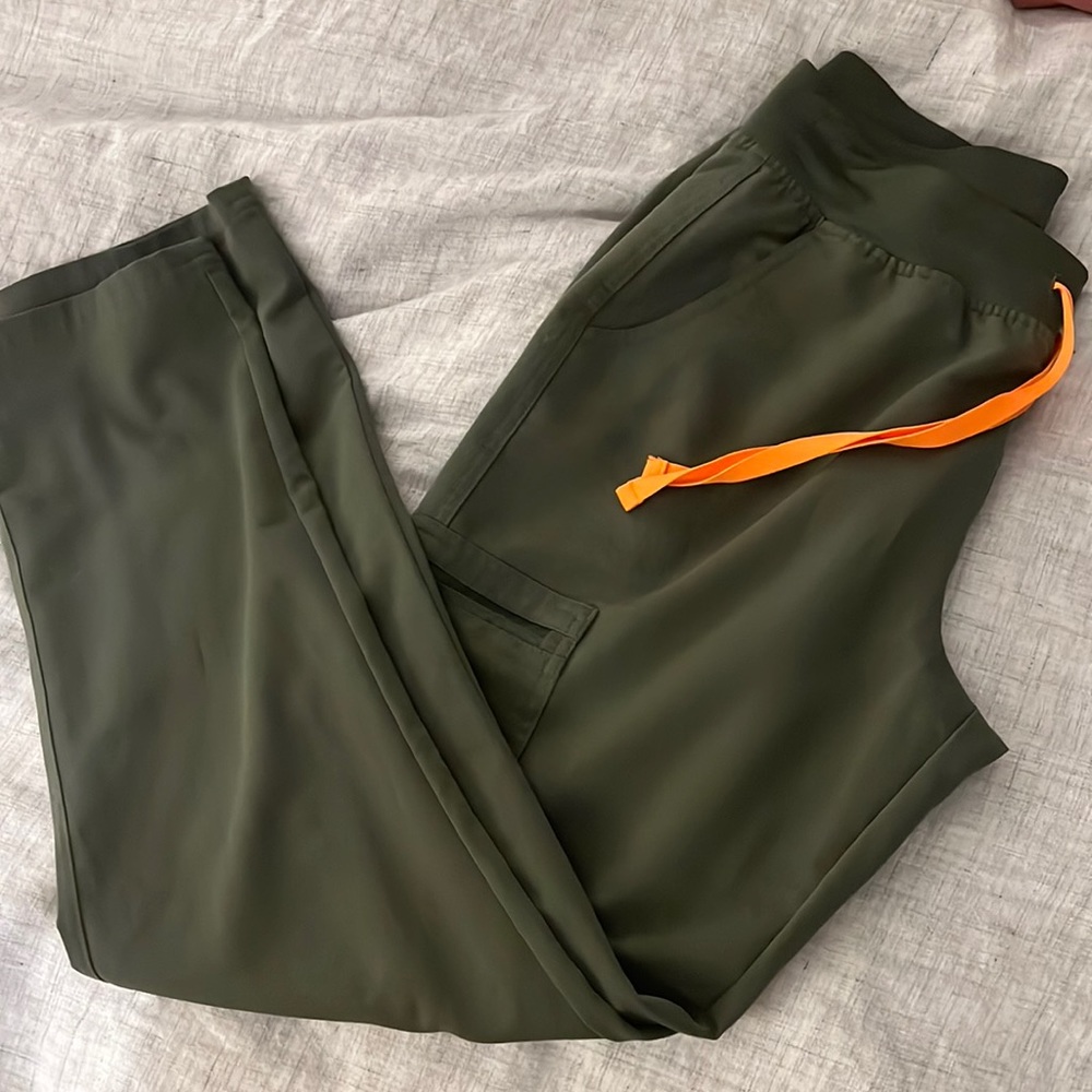 High waisted Figs Yola scrub pants